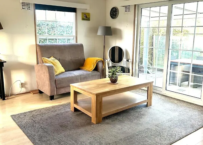 Zonnepracht Met Airco En Vrij Uitzicht!